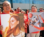 “LG전자 CEO도 빨간 티 입고 참석” 이태리 밀라노에 100명이나 집결한 이유