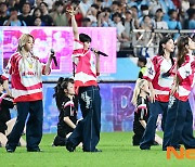 여자 아이들, 홀란드가 바라보는 축하 공연[포토엔HD]