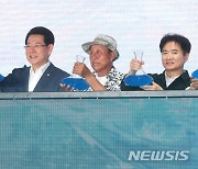 김영록 전남지사, 장흥물축제 개막 퍼포먼스