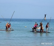 제주 전통 뗏목 '테우' 노젓기 대회