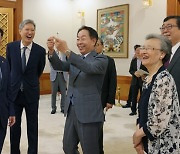 靑서 뭉친 여섯 대통령 가족…‘통합·화합’ 역사를 되새기다