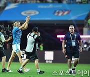 [ST포토] 한국 팬들 향해 다가가는 홀란드