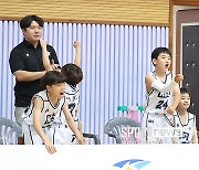 [포토S] KBL 유소년농구대회, '벤치에서도 너흴 응원해"