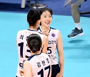 '이적생 황민경 17점 펄펄' IBK기업은행, 김연경 없는 흥국생명에 셧아웃 완승 [구미 현장리뷰]