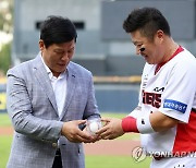 KBO 최초 기록 1,500타점 기념구 기증식