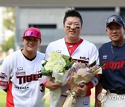 1,500타점 달성한 최형우, 김선빈ㆍ안치홍과 기념촬영