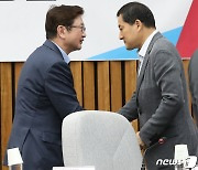 인사 나누는 박대출 의장과 박보균 장관