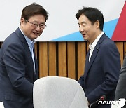 인사 나누는 이용호 간사와 박보균 장관