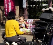 일본 남성 육아휴직 사용률 사상 최고 17%…대기업은 46%