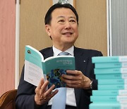 “피자 팔아 히딩크 축구장 12개 건립”...이번엔 집 102채 고쳐준 회장님 [인터뷰]