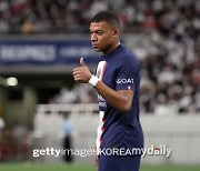 PSG 협박 받은 음바페→24시간만 더 버티면 560억 받는다