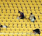 ‘日, 또 청소했다’ 3전 전승 16강 확정→경기장 쓰레기 치운 일본 관중들