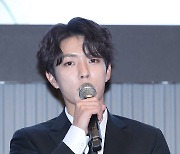 인사말 하는 인피니트 이성열