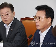 박광온 원내대표 발언 듣는 이재명 대표