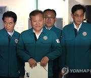 브리핑실 들어서는 이상민 장관