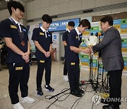 꽃다발 받는 계영 800m 한국 신기록 선수들