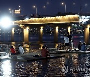 열대야 피해 한강으로 나온 시민들