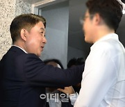 [포토]취재진과 인사하는 이동관 방통위원장 후보자