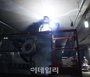 [포토]기둥에서 철판 보강 작업