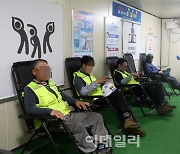 [포토] 휴식취하는 월드컵대교 건설 근로자