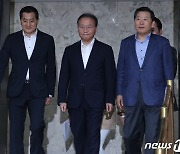 윤재옥 원내대표 '원내대책회의 참석'