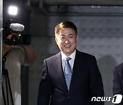 출근하는 이동관 방통위원장 후보자