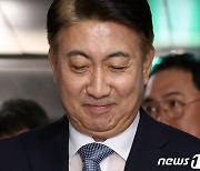 출근하는 이동관