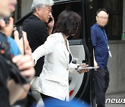 '노인 비하' 논란 김은경 위원장, 혁신위원회 회의 참석