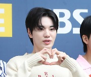 [E포토] 인피니트 이성종, '막내의 귀여운 하트'