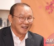 환갑 훌쩍 넘어도 인기! 박항서 감독, 인니 빅클럽 제안 거절 "베트남서 축구 아카데미 개발에 집중"