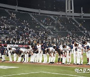 롯데 '팬들에게 고개숙여 인사'[포토]