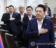 국기에 경례하는 윤석열 대통령