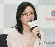 인사말 하는 윤가은 감독