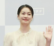 옥자연, 우아한 인사