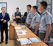 우즈베키스탄 사관생도 격려하는 이종섭 장관