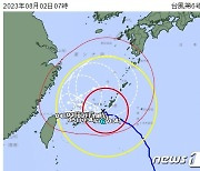 오키나와 덮친 '카눈' 굉음 소리…강풍에 차고 무너져 90대 사망