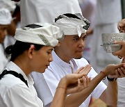 [포토] '신들의 섬' 발리, 최대 축제 갈룽안서 종교의식 행사 중