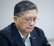 굳은 표정의 이한준 LH 사장