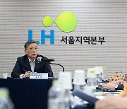 답변하는 이한준 LH 사장