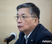 취재진과 질답하는 이한준 LH 사장