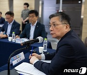 취재진 질문 답하는 이한준 LH 사장