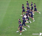 몸 푸는 PSG 선수들