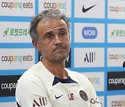 질문 듣는 엔리케 PSG 감독