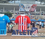 휠체어 탄 축구팬의 열정 "홀란 보고 싶어서 인천에서 달려왔어요"