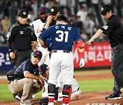 '정말 괜찮아?' 마운드에 쓰러진 구승민을 보고 깜짝 놀라 달려온 손아섭, '강습 타구에 가슴 쓸어내린 순간'