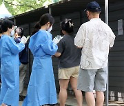 코로나 하루 확진 곧 8만 육박... “마스크 착용 권고”