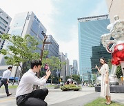 현대백화점, ‘디즈니 판타지 스튜디오’ 전시… 대형 미키마우스 세웠다