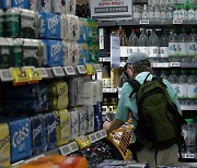 Spirits lifted as gov't permits cut-price alcohol in restaurants, supermarkets