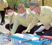 "휴지 추가하고 속내의·수건 1장 더"…7년만 재해구호품 늘려(종합)