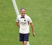 미소짓는 PSG 엔리케 감독